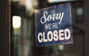 blue-and-white-sorry-we-re-closed-wooden-signage